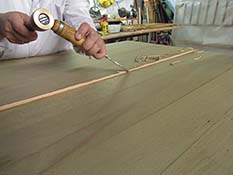 Trabajos de restauración y reparación de una mesa